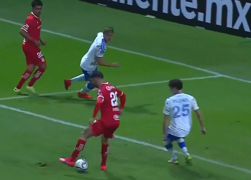 BACKHEEL MAGIC! Paulinho doubles Toluca’s lead