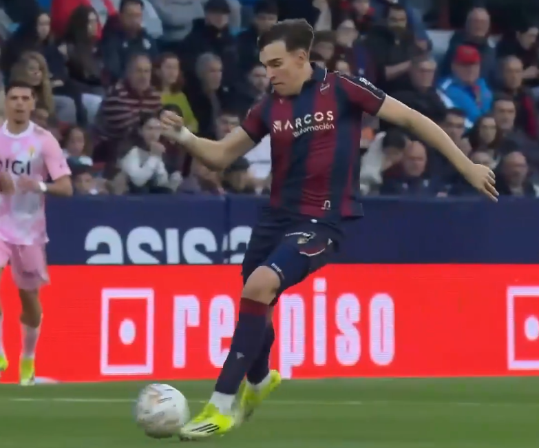 Carlos Espi draws first blood with a sensational finish