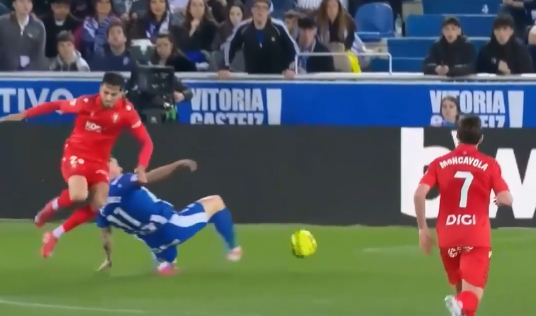 Martinez's brilliant finish raises the roof at Mendizorrotza