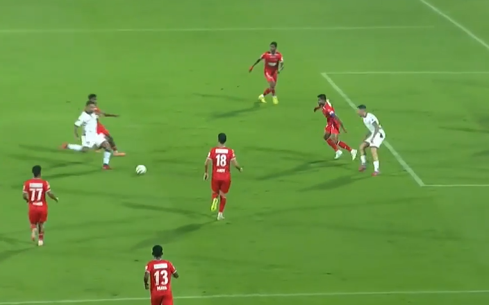 IMPECCABLE TEAMWORK! Robinho finishes off a brilliant move