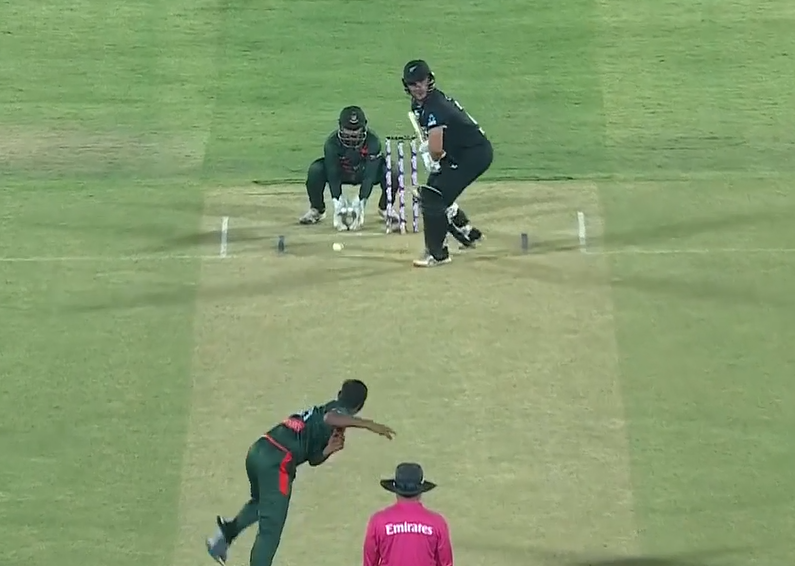 Back-To-Back Sixes! Foxcroft notches up his 2nd ODI fifty