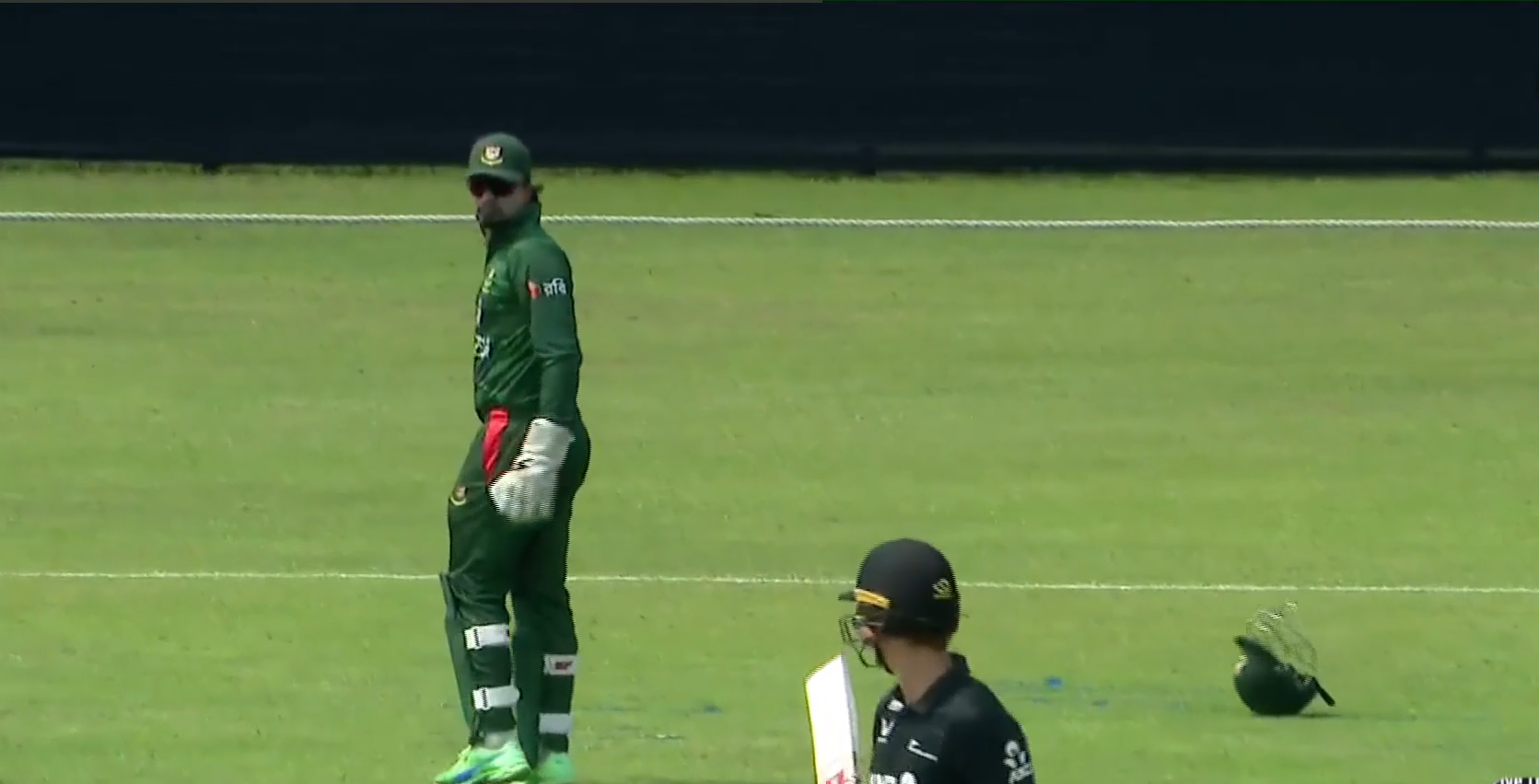 OOPS! Bizarre fielding error from keeper costed the hosts a 5-run penalty