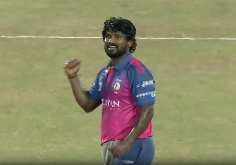 Aries Kollam Sailors vs Trivandrum Royals: Vinod Kumar's 4 for 24