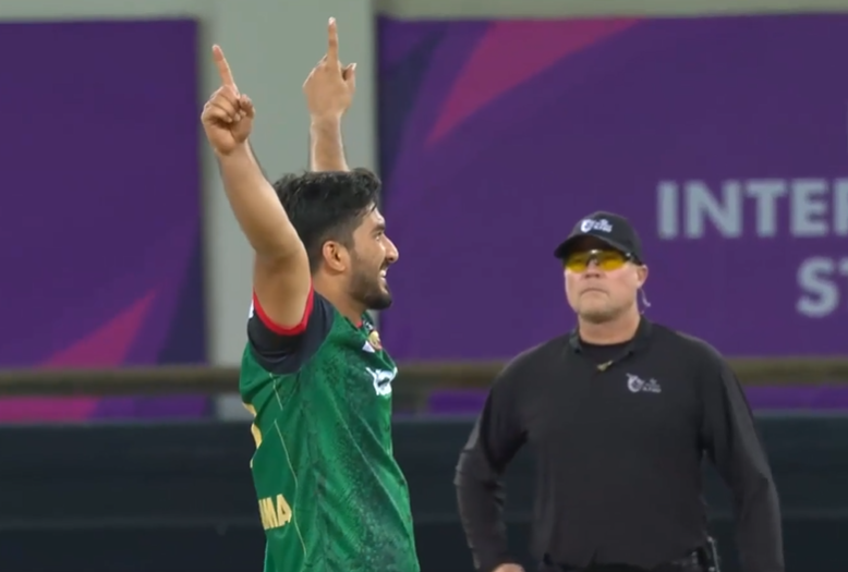 THE WINNING WICKET! Desert Vipers seal the title