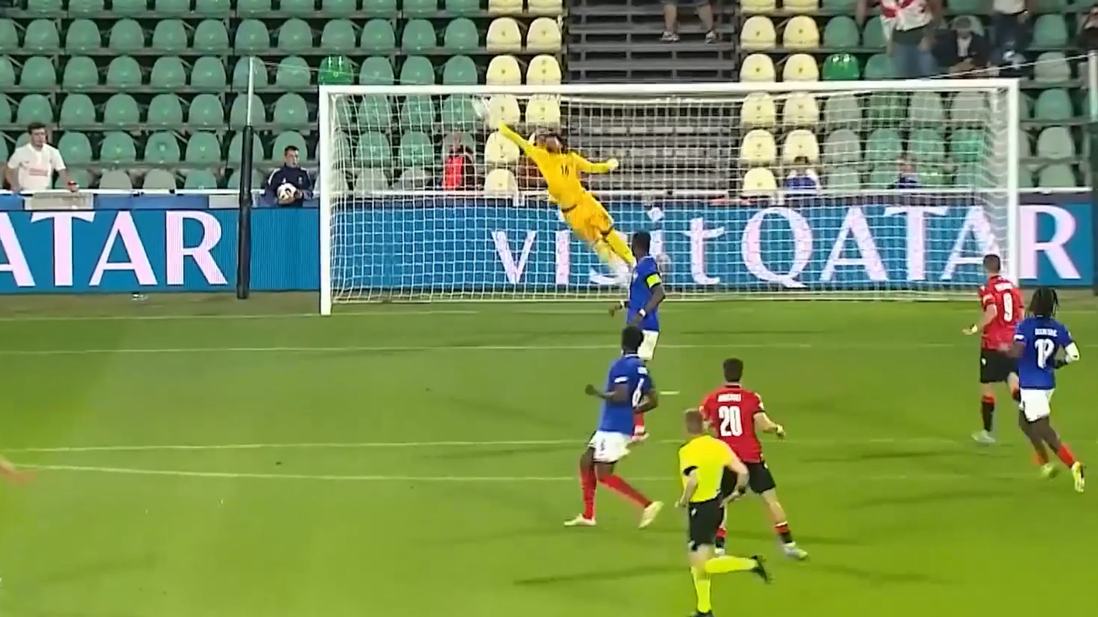 Judge, dive, save! A brilliant effort ft. Guillaume Restes