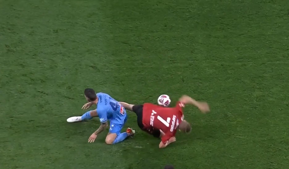 Sydney derby heats up! Two yellow cards in tense battle!