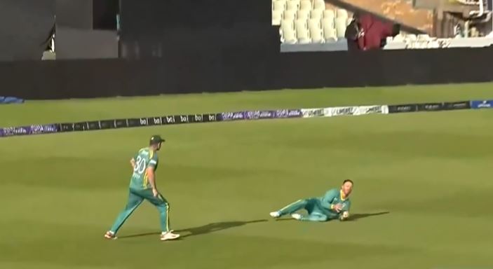 STADIUM SHAKER! ABD's stunner sent the fans roaring