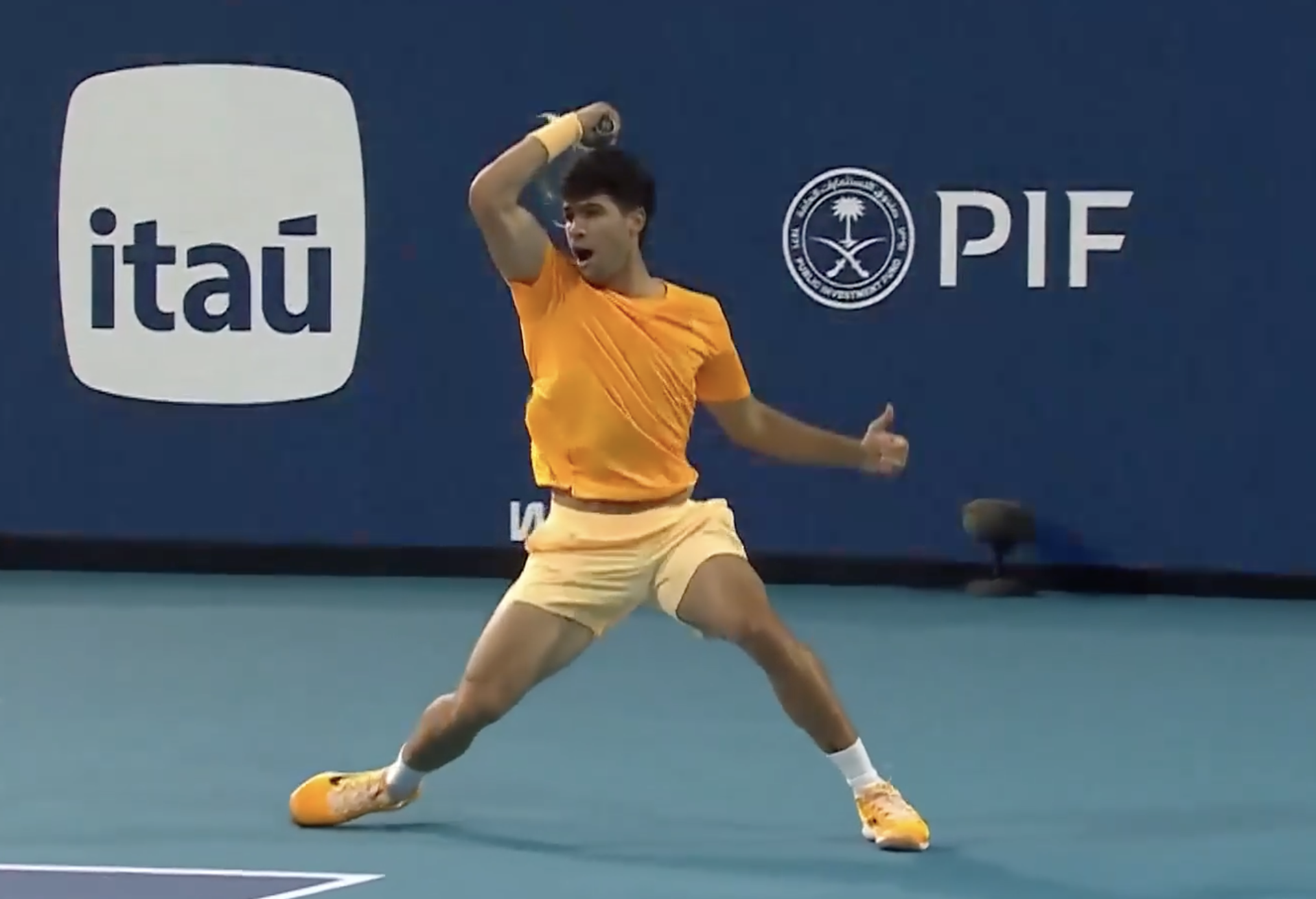 SENSATIONAL! Alcaraz unleashes a 100 mph forehand winner against Fonseca