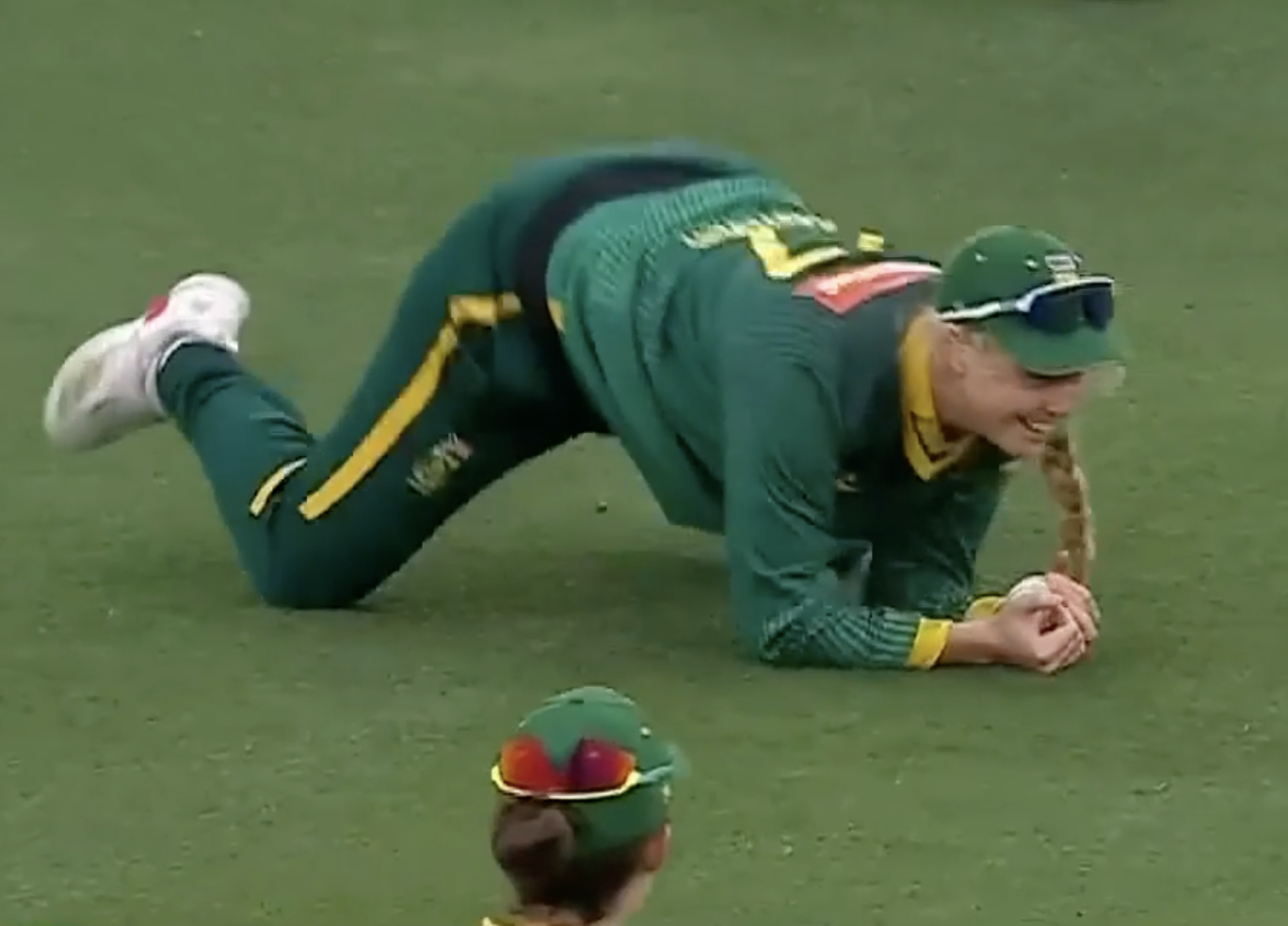 WHAT A GRAB! Annerie Dercksen plucks a stunner to dismiss Suzie Bates