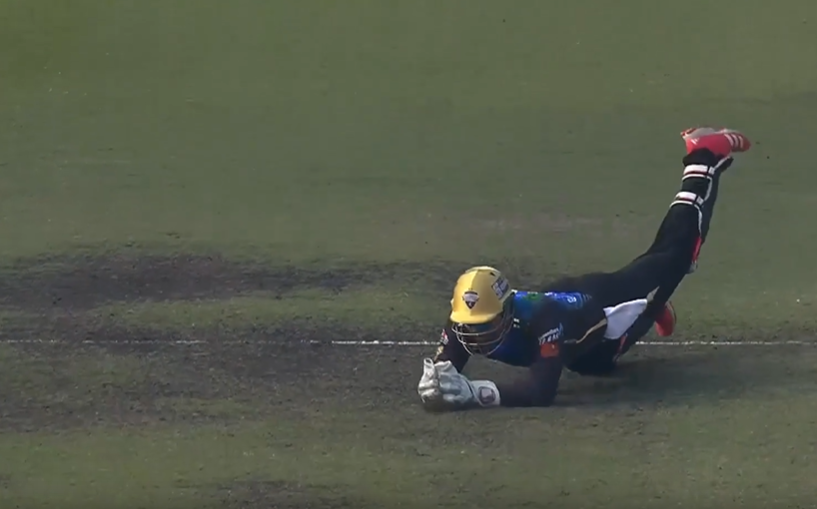 IN A FLASH! Nurul Hasan reacts and takes flight