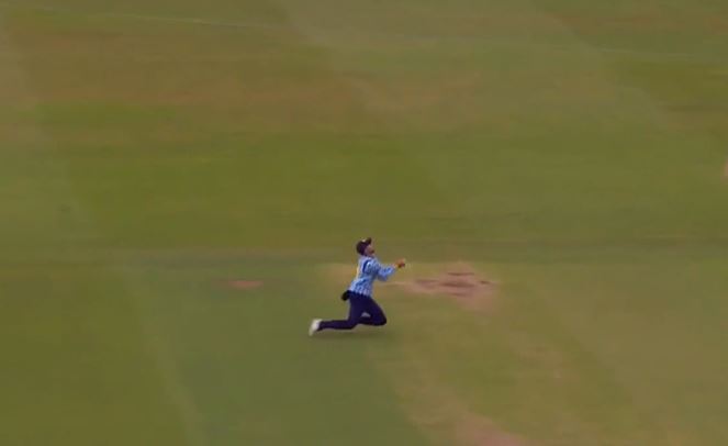MIRACULOUS! Ed Barnard’s stunning backward running catch
