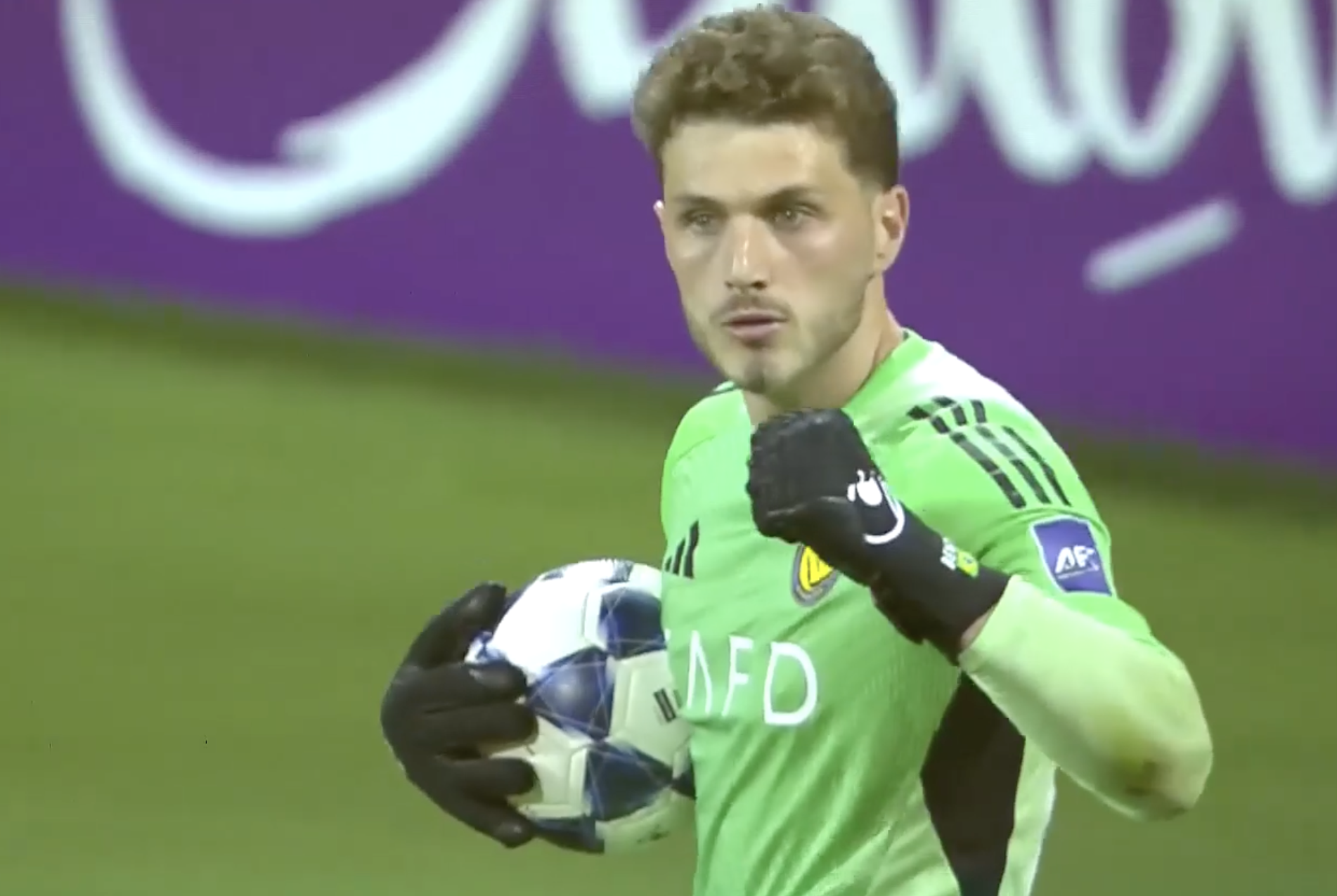 OUTSTANDING SAVE! Bento denies Julian Draxler from the spot