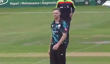 Worcestershire vs Warwickshire: Tom Taylor's 3 for 36