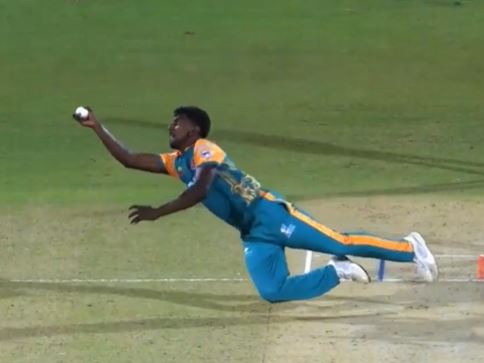 ONE-HANDED WONDER! U Mukilesh's pulled off a blinder