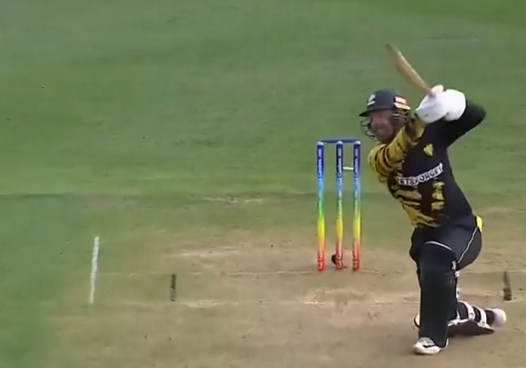 TEXTBOOK TIMING! Blundell finds the fence for fifty