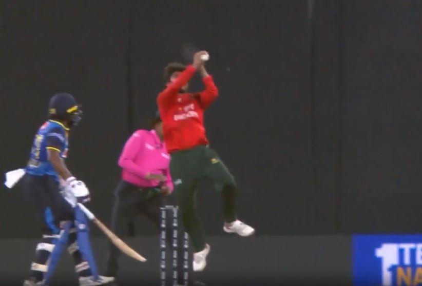 Caught & Bowled Stunner! Mahedi Hasan left the crowd in awe