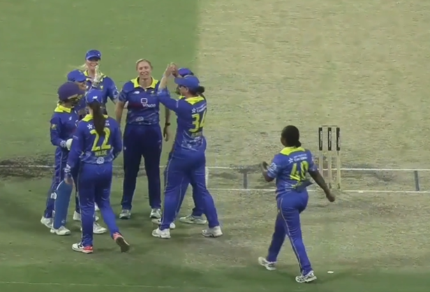 Zoe Cooke's 3 for 29 | Match 42