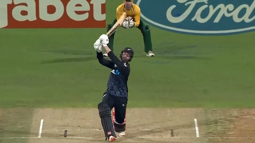 BOOM! Conway seals his 13th T20I fifty with a six