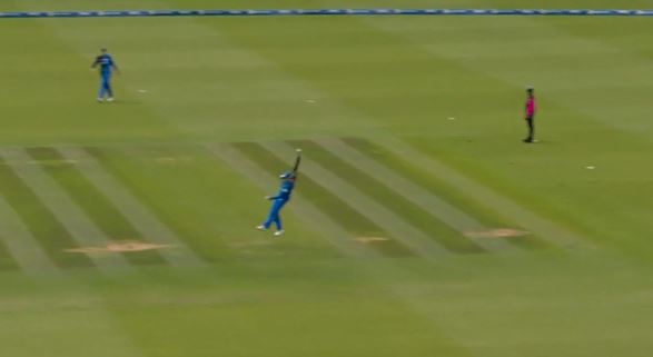 ONE-HANDED SCREAMER! Charlie Dean plucks an unbelievable catch