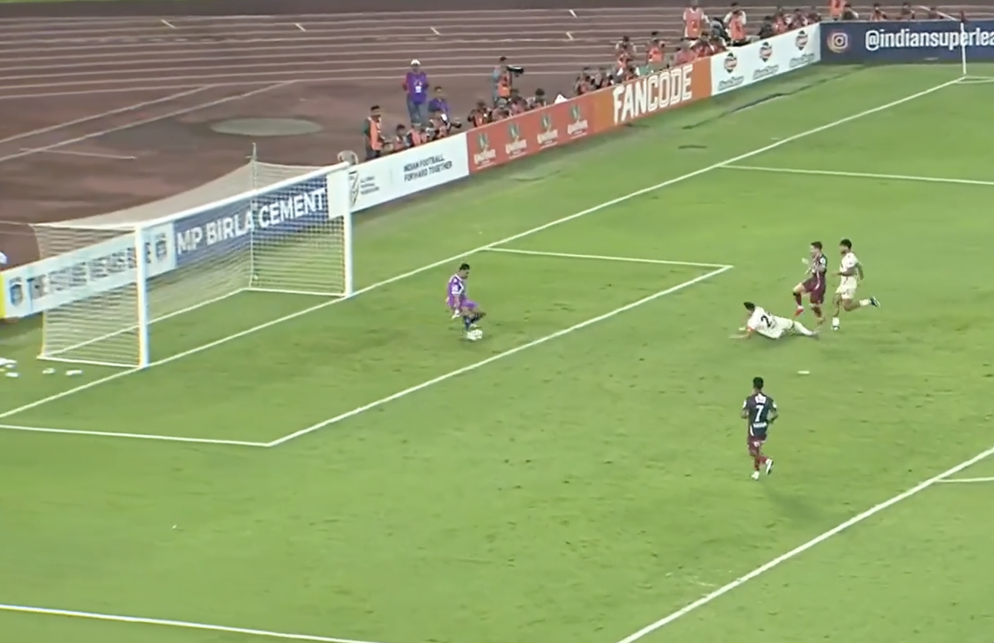WALL MODE ON! Dhas pulls off huge save to deny Maclaren