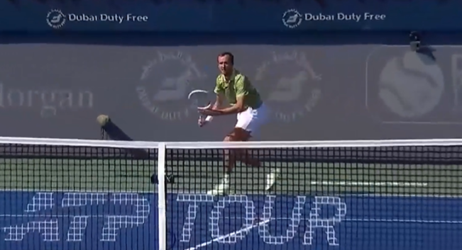 Ice-Cold Touch! Medvedev’s drop shot stuns the court