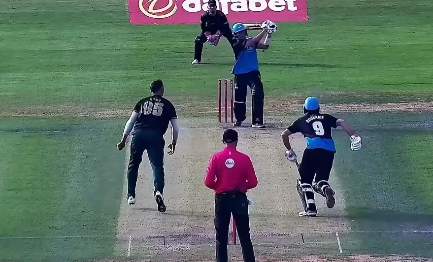 646W! Sams fought hard to end Brookes's destructive knock