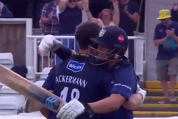 Durham beat Northamptonshire by 4 wickets