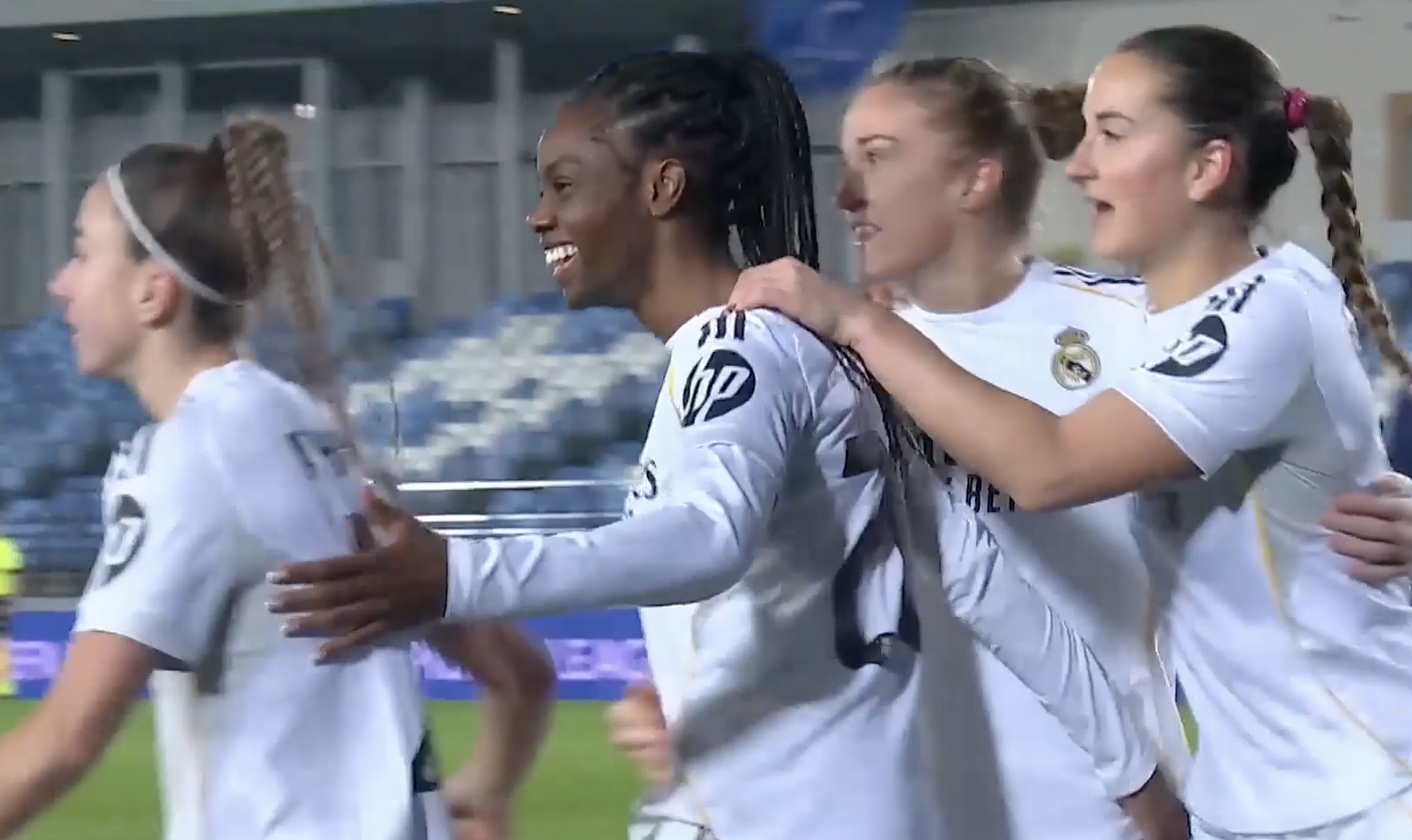 OUTSTANDING FINISH! Naomie Feller scores from Eva Navarro's superb cross