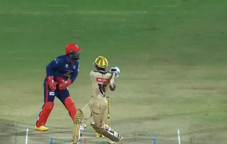 UNORTHODOX! K Aashiq’s bizzare shot brought up a fifty
