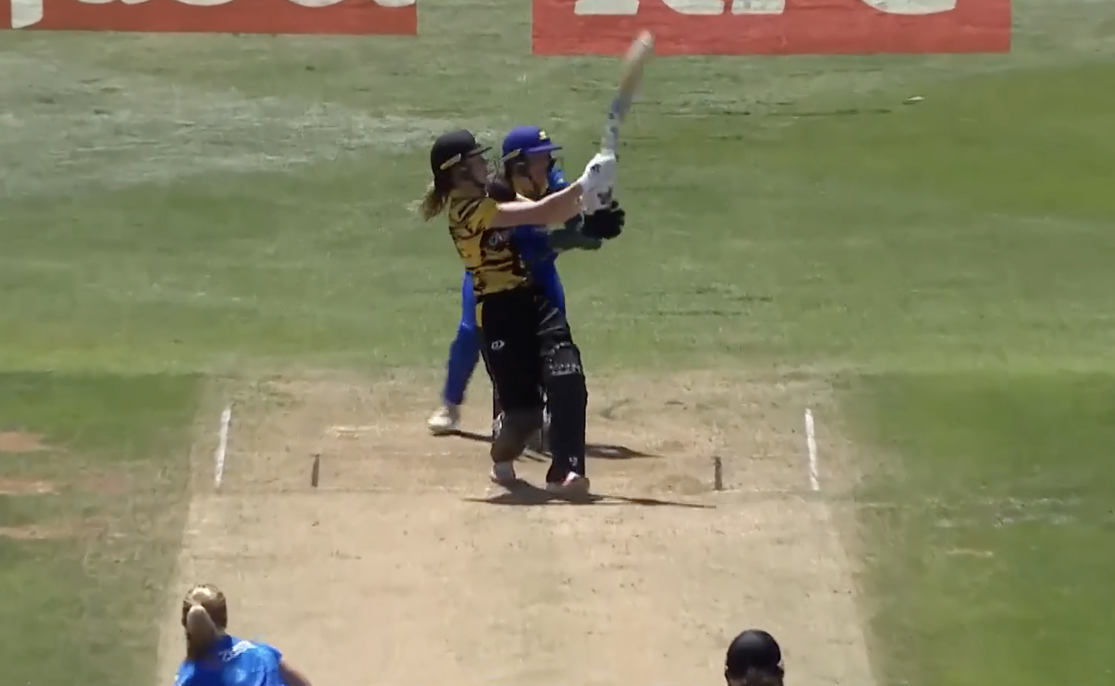 SCINTILLATING! Perry slams Gray for a hat-trick of fours