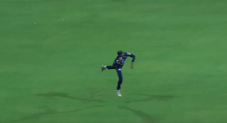 ONE-HANDED HEROICS! Raghavendran’s stunning blinder