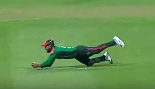 CHARGED IN! Witness Mehidy Hasan Mirza's brilliant grab