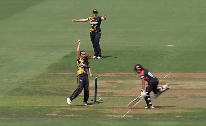 BRILLIANT! Jess Kerr's superb throw engulfs Nensi Patel