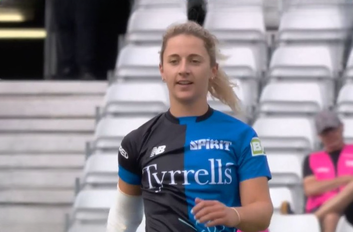 Northern Superchargers vs London Spirit: Eva Gray's 3 for 17 