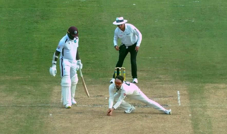 STUNNER! Head's jaw-dropping caught & bowled