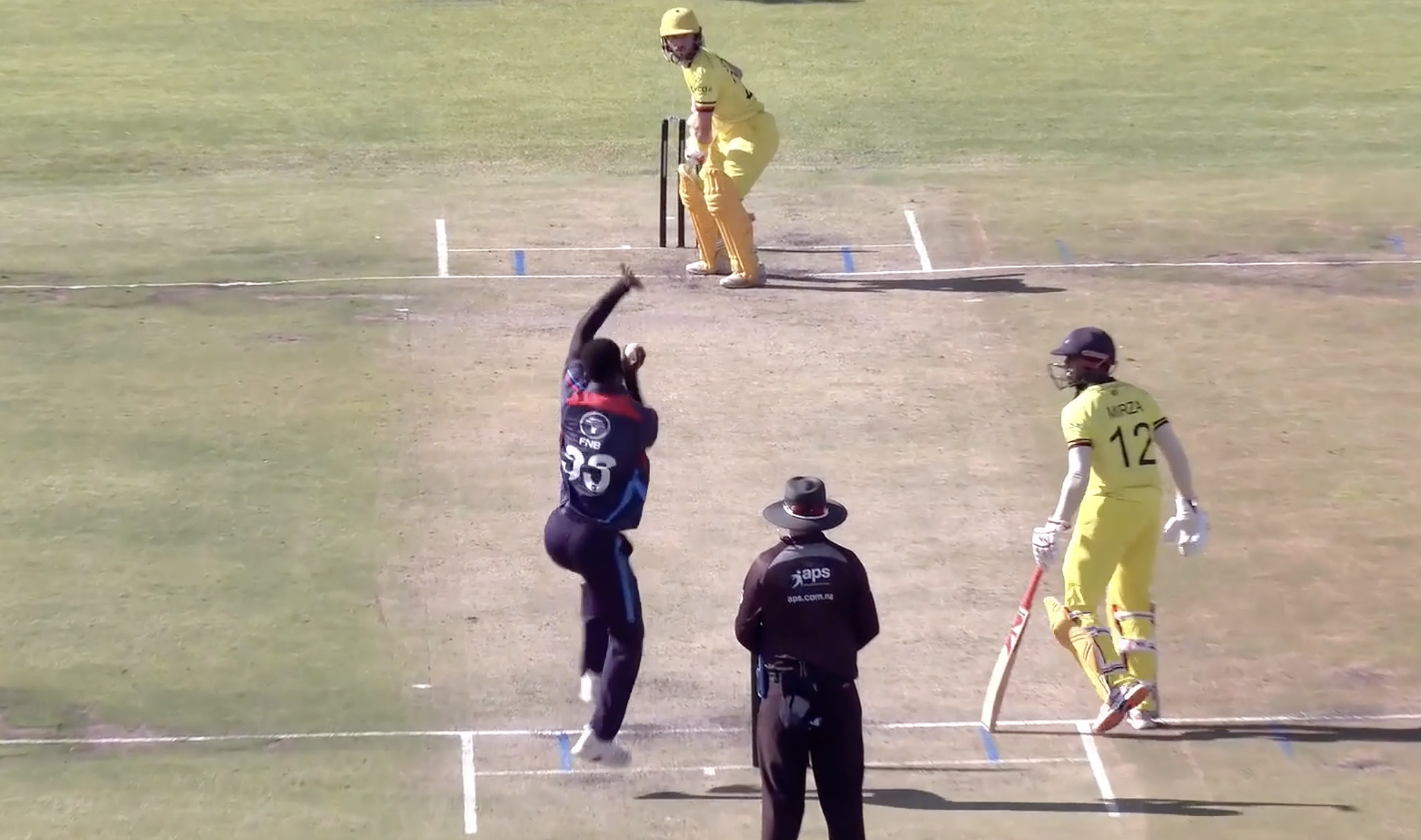 マックス・ヘインゴは9ランで4ウィケットを獲得した。 3番目のt20