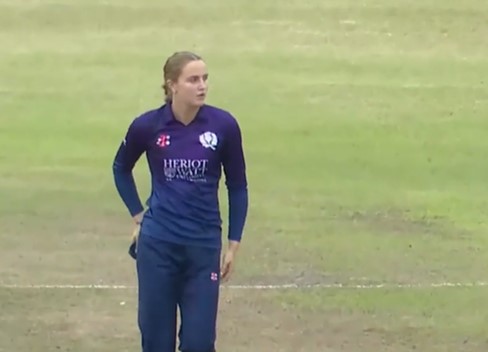 Darcey Carter's 3 for 23 | Match 8