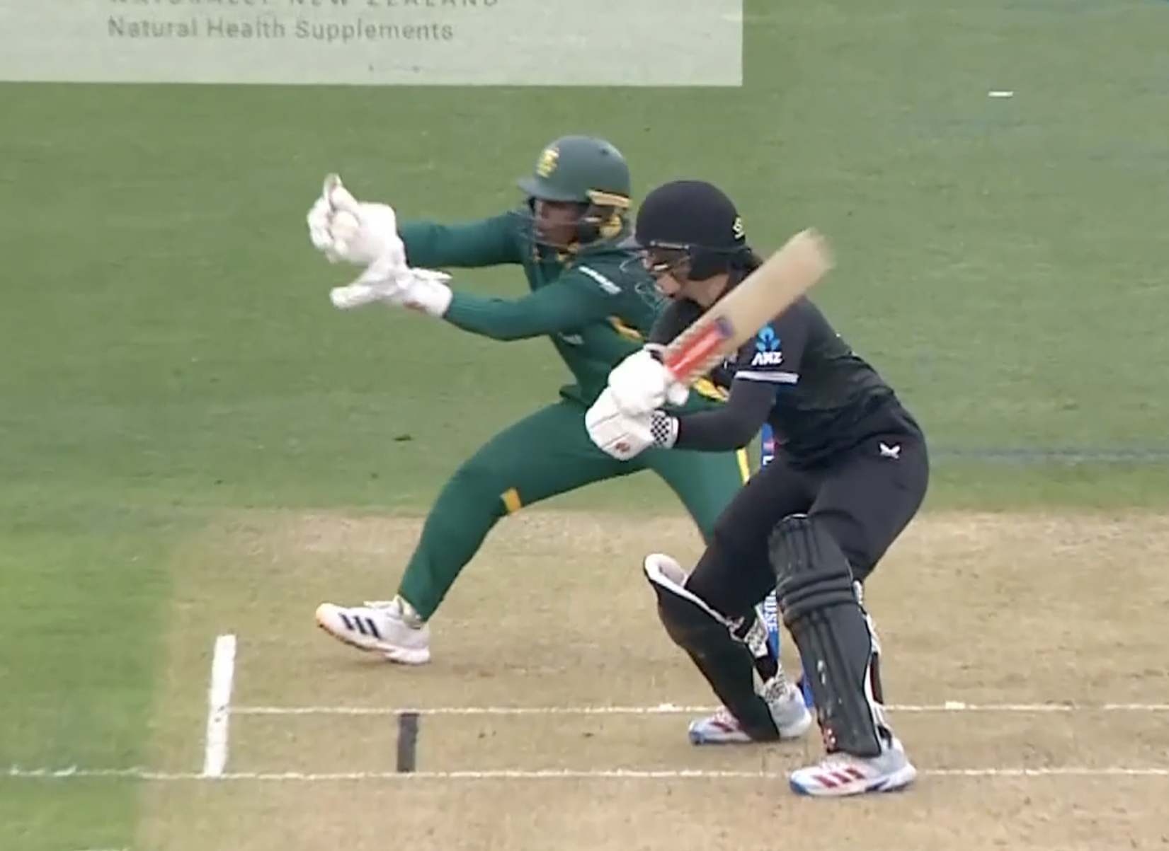 LIGHTNING REFLEXES! Sinalo Jafta pulls off a one-handed screamer