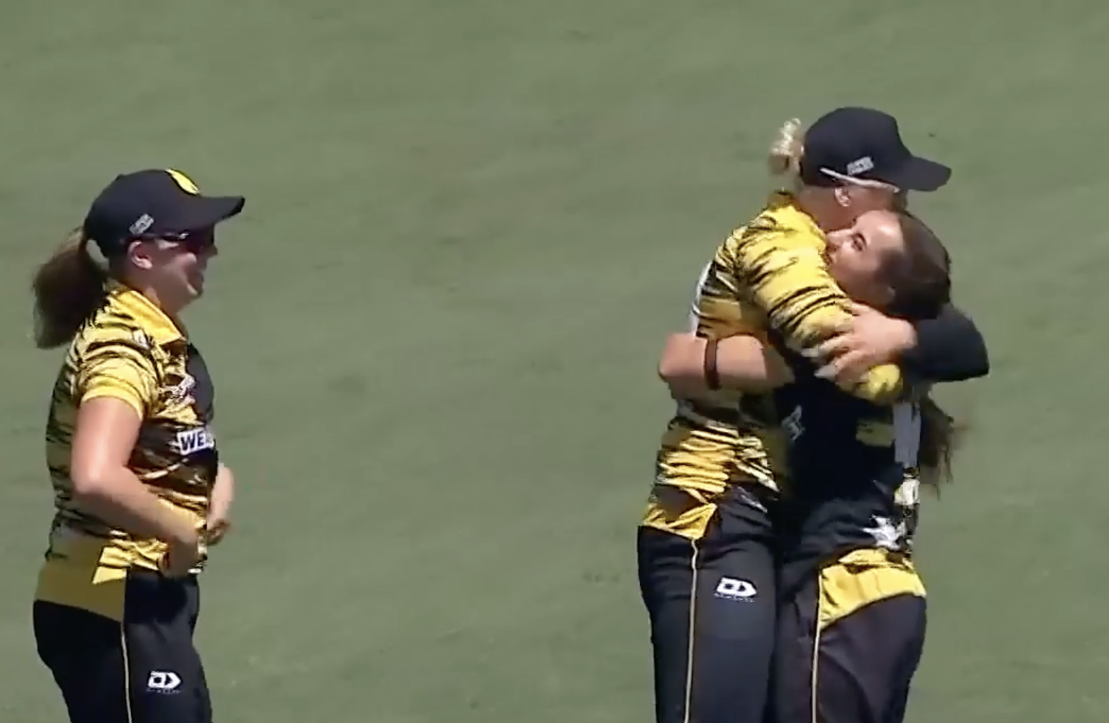 ICONIC! Jetly bags early wicket to bring out her flip celebration 