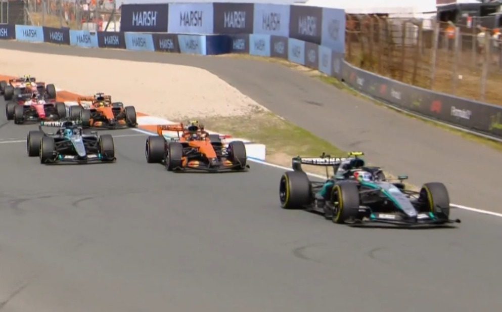 SUPERB! Antonelli forces Norris wide at turn 1