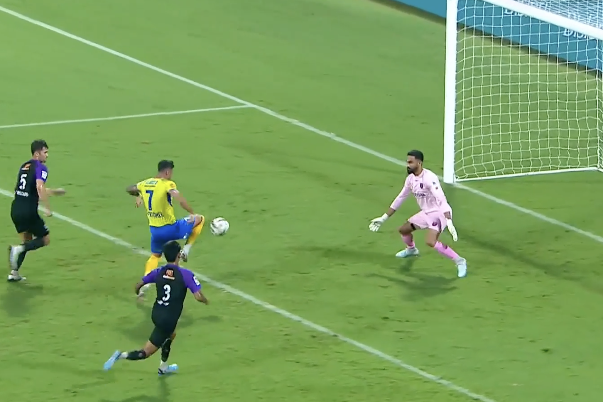 Poacher's Finish! Bertomeu fires Kerala Blasters ahead 