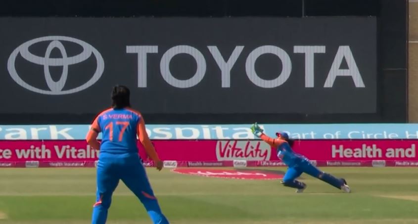 AIRBORNE! Watch Richa Ghosh's valiant one-handed grab 