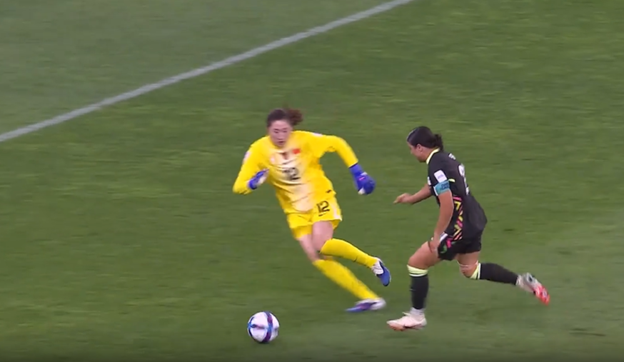 INCREDIBLE! Sam Kerr slips past the keeper to score in style