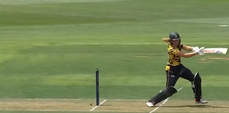STYLISH! Jess Kerr seals fifty with a boundary