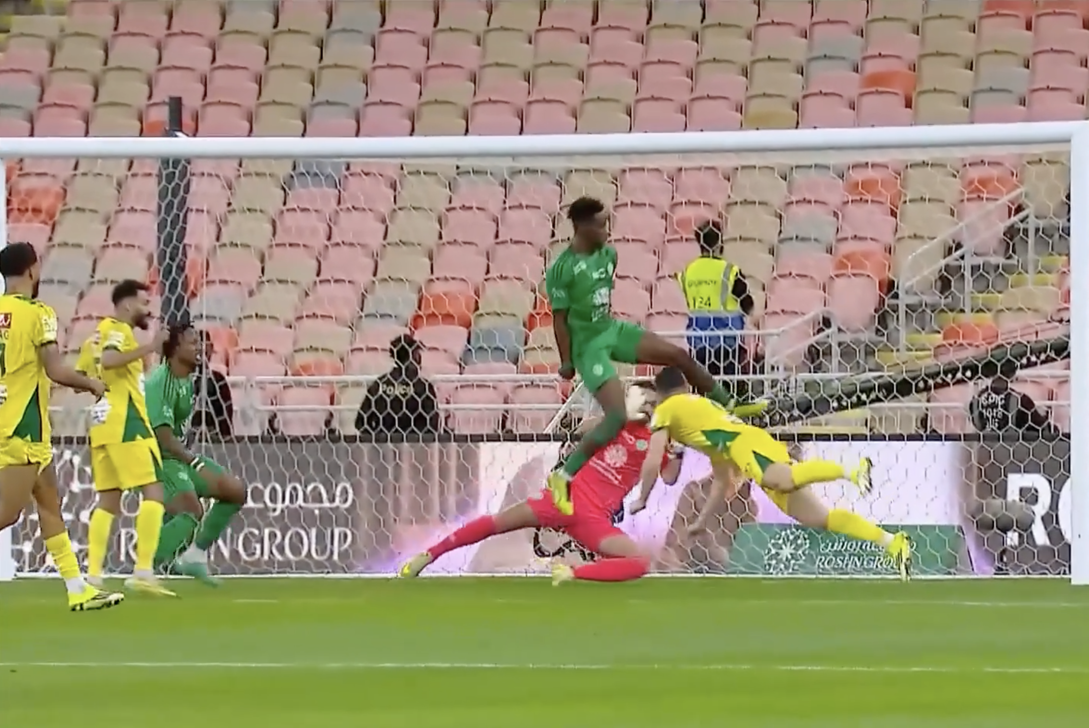 BRILLIANT HEADER! Masouras opens the scoring for Al-Khaleej