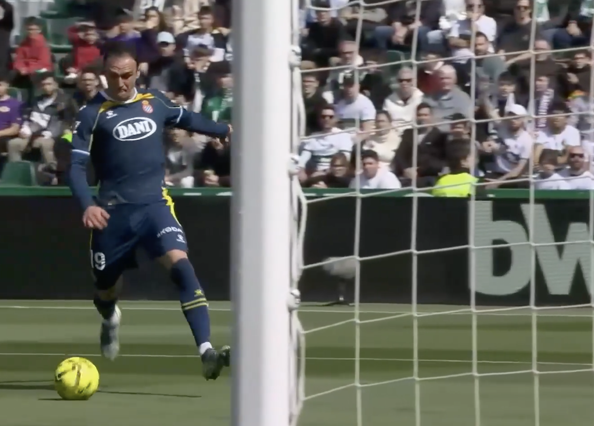 BRILLIANT FINISH! Kike Garcia puts Espanyol ahead vs Elche