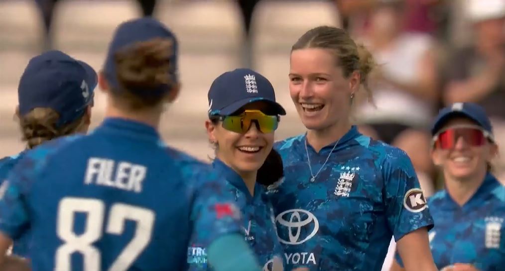 44W! Lauren Bell trounced Smriti Mandhana in a fierce face-off