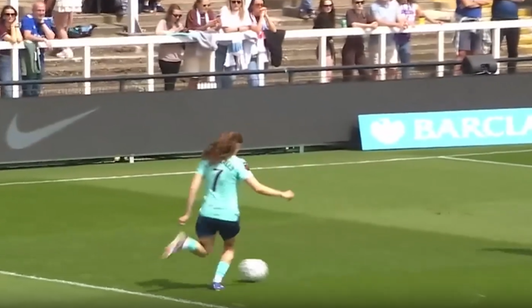 DEFYING GEOMETRY! Lucia Corrales pulls off the unthinkable