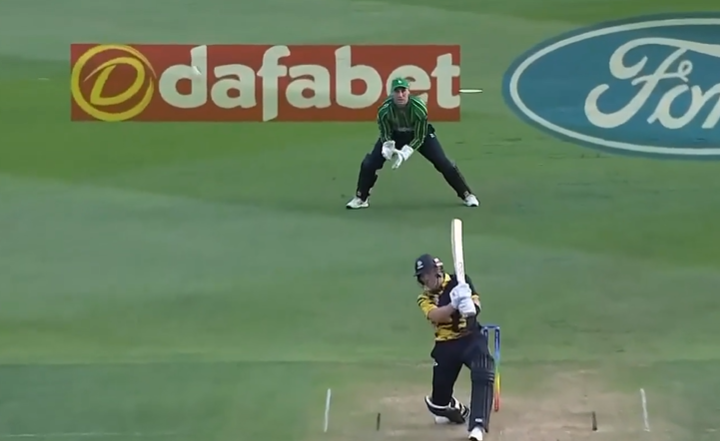 644! Logan van Beek puts on a show with the bat