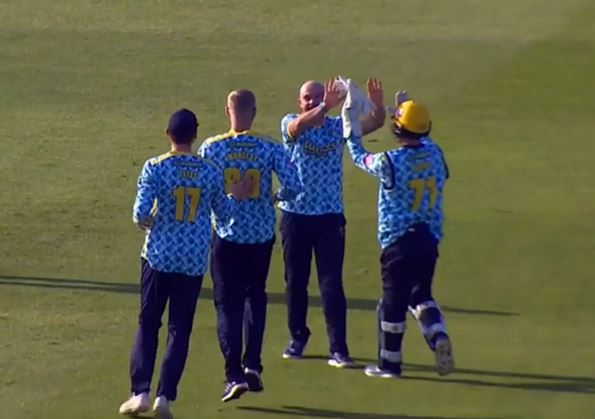 Warwickshire beat Durham by 6 wickets